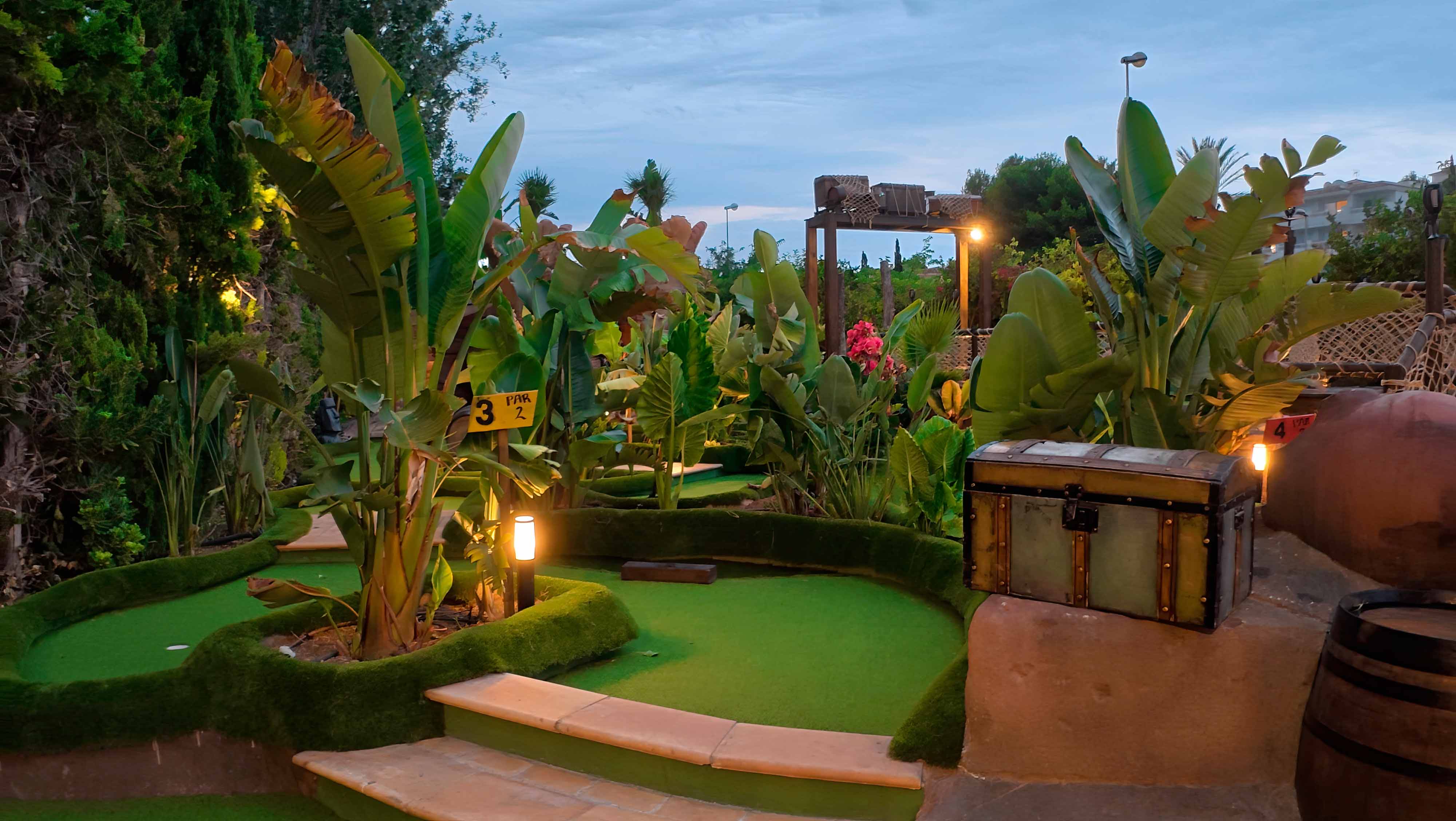 diseño de minigolf aventura construcción de minigolf con luz negra