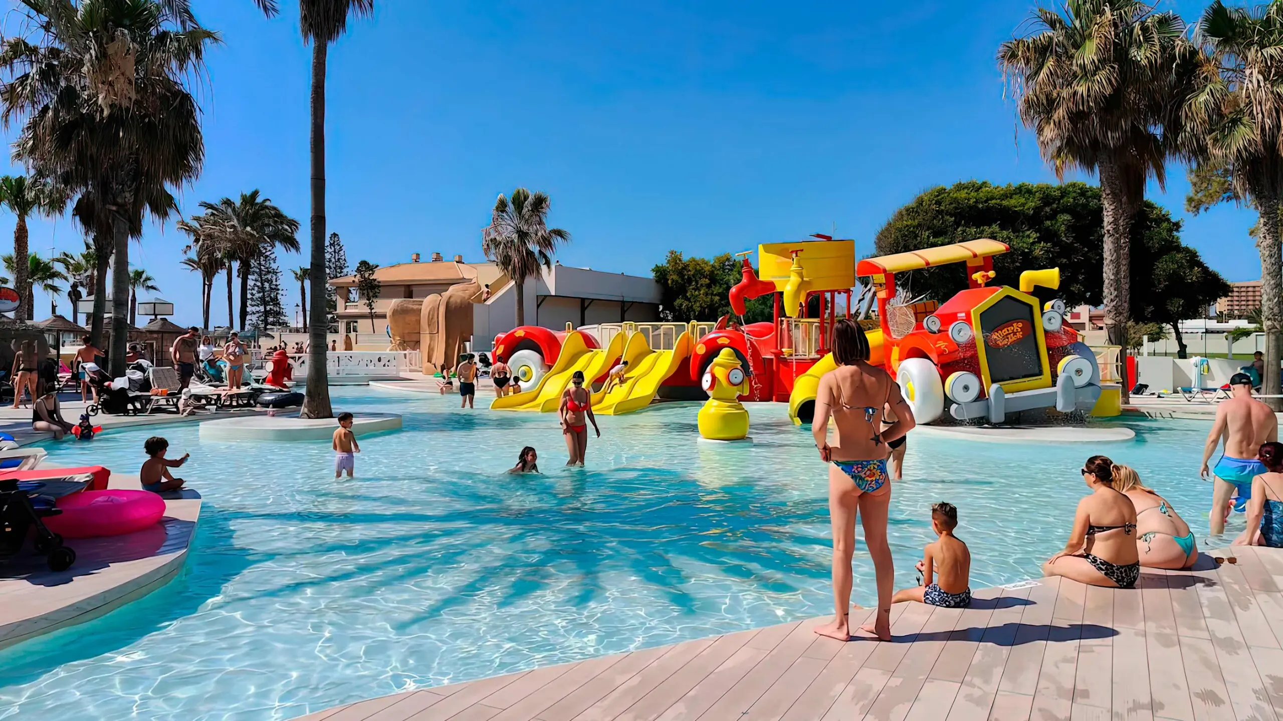 Feuerwehrauto mit Rutschen für Kinderbecken Löschfahrzeug mit Wasserrutschen, Löschfahrzeug für Wasserparks