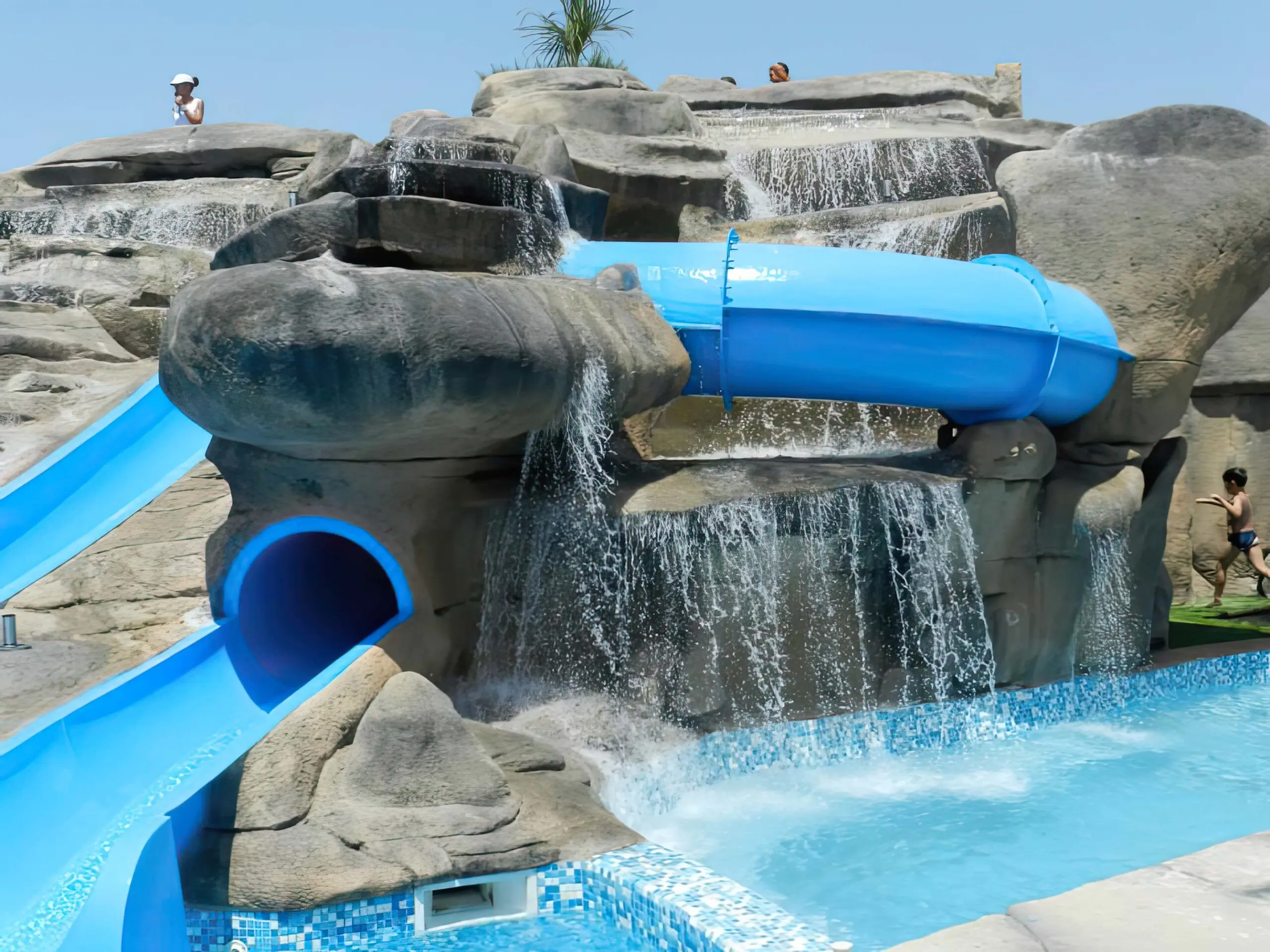 Bau von Themenbecken Bau von Themenpools, Bau von Schwimmbädern mit Kunstfelsen und Wasserrutschen