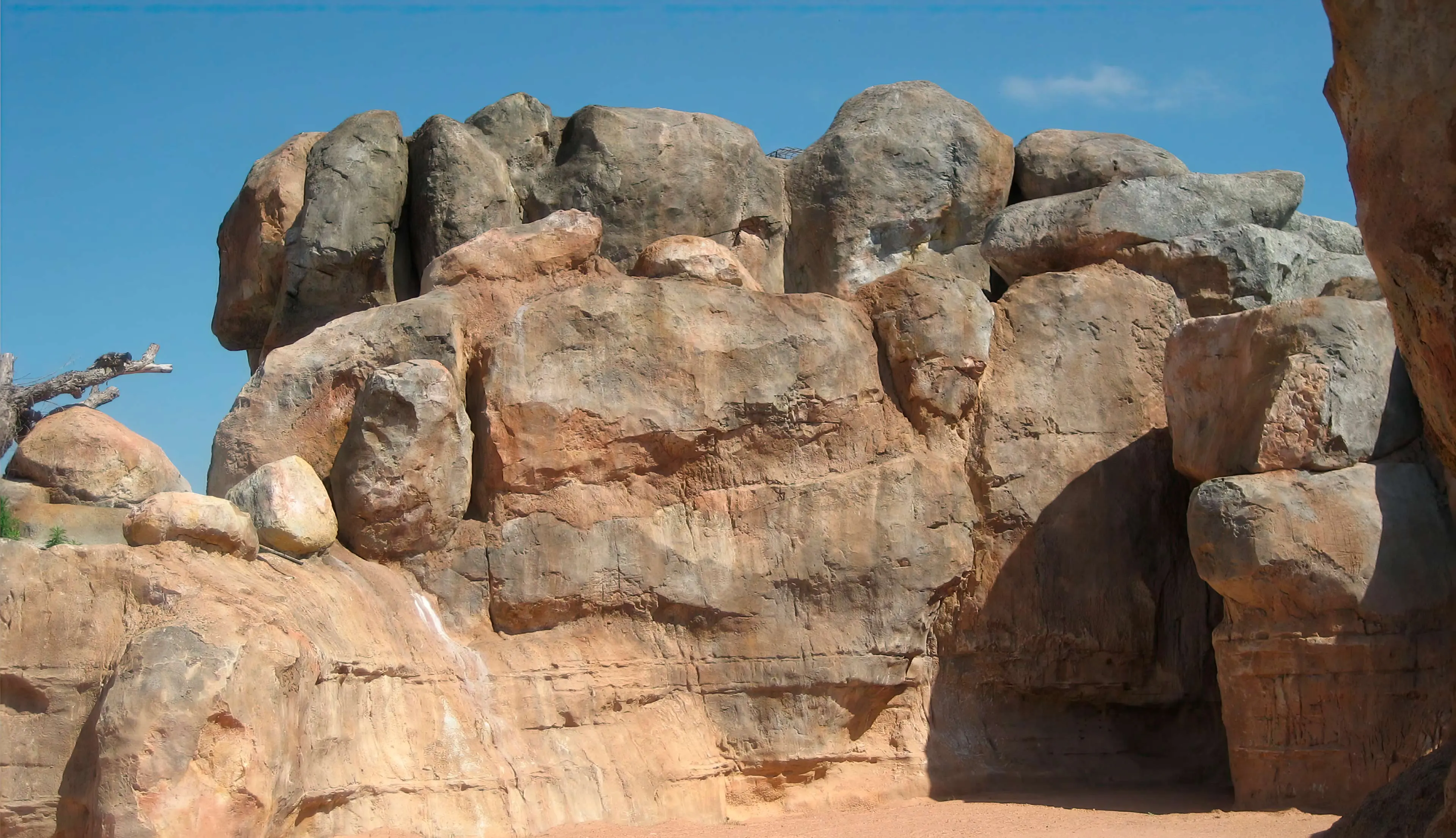 Entwurf und Bau künstlicher Felsen und thematische Gestaltung thematische Gestaltung