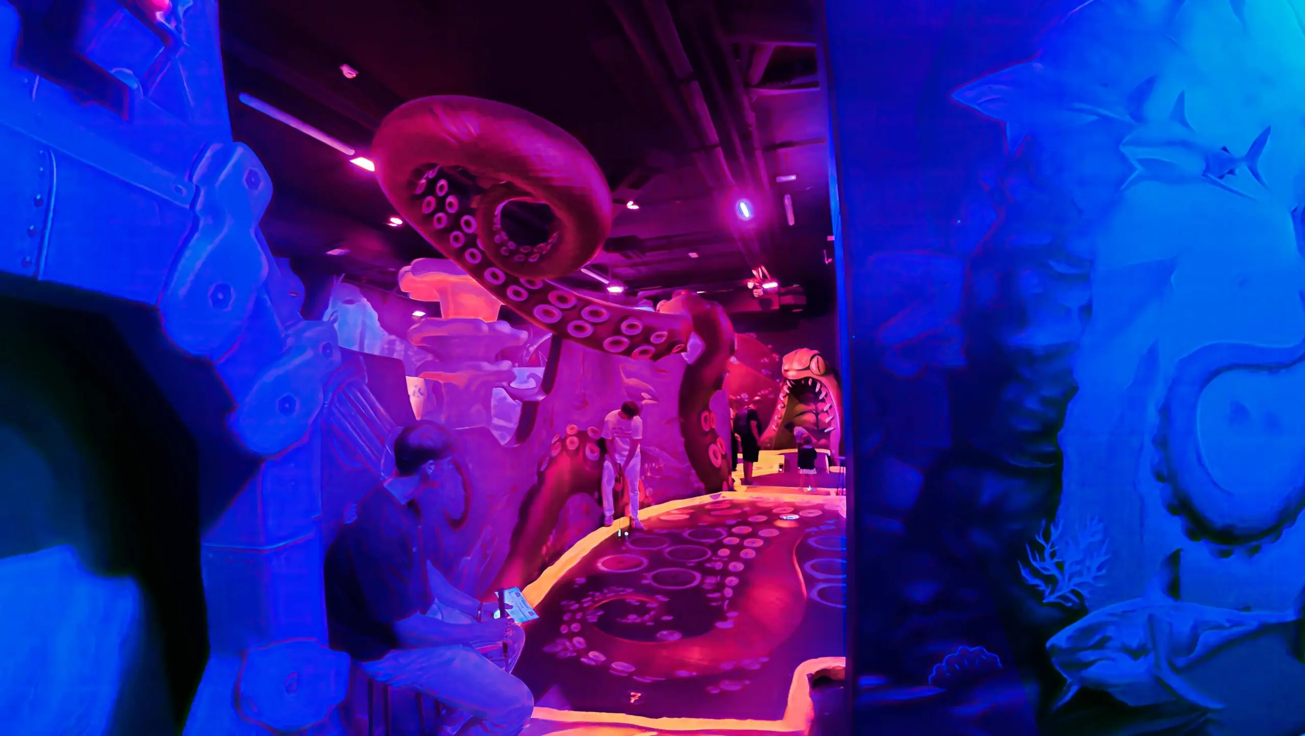 blacklight mini golf murals company