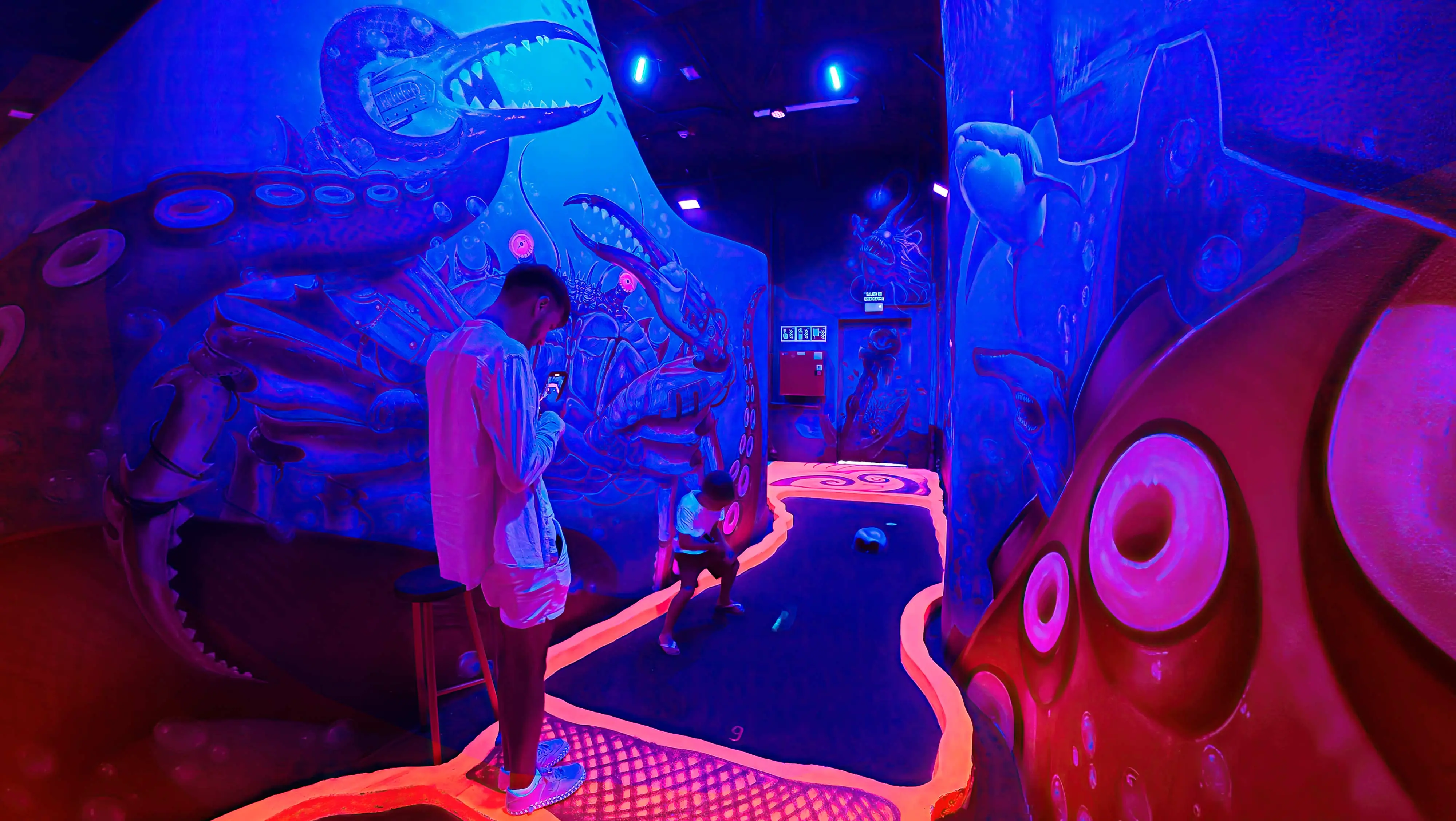 black light minigolf black light minigolf construction