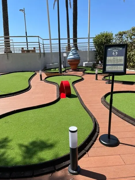 themed mini golf for small spaces  