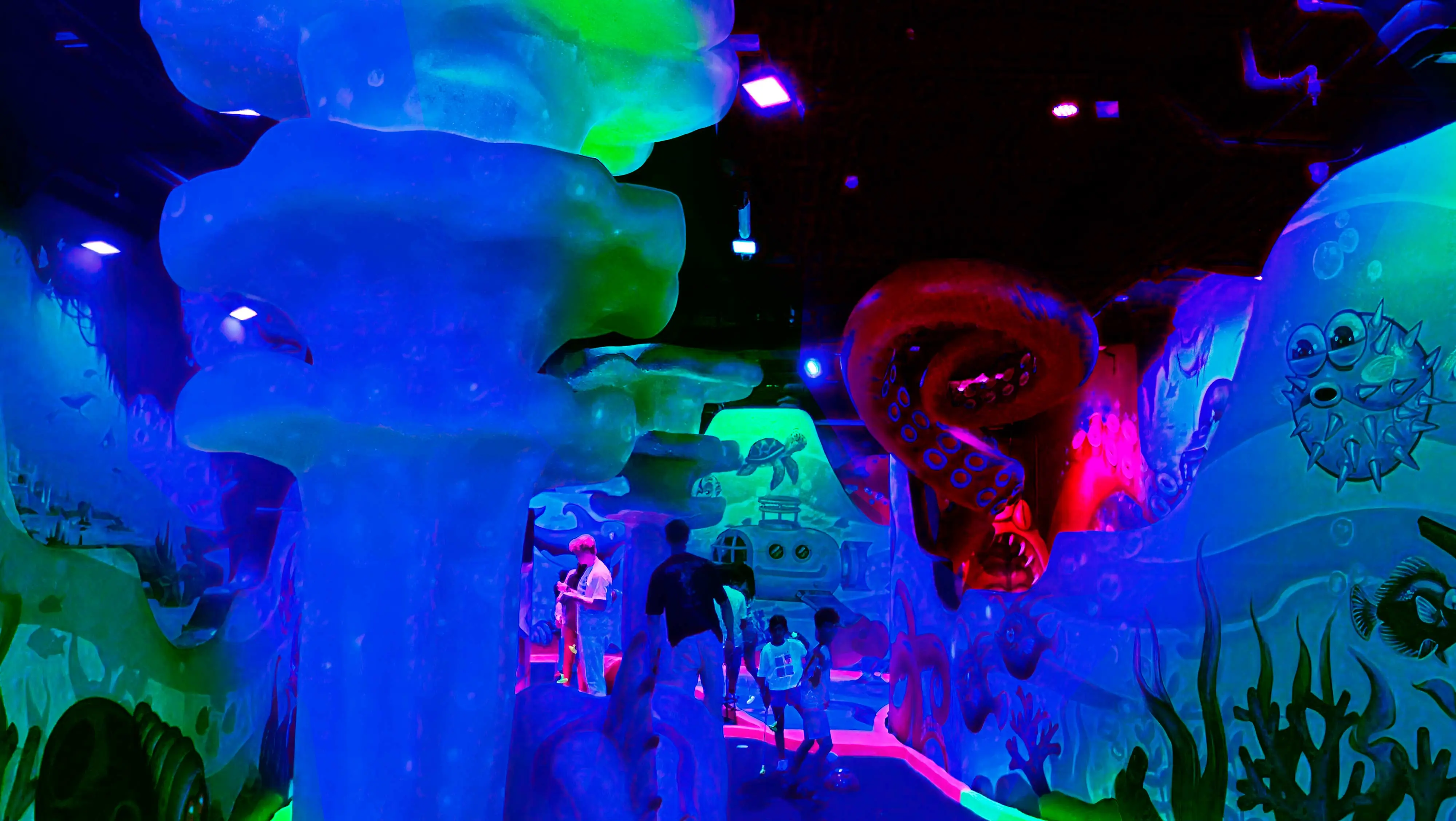 black light mini golf design family entertainment design, adventure mini golf, creative course themin