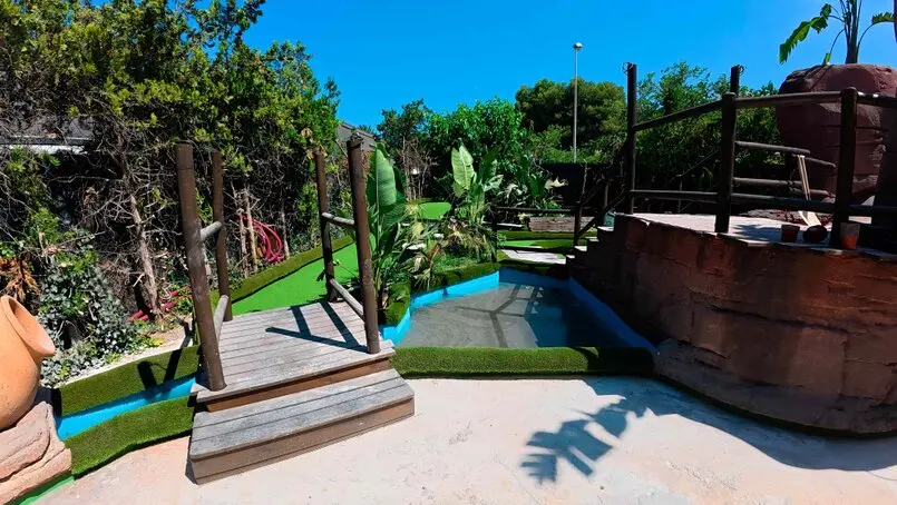 creative course theming mini golf course design