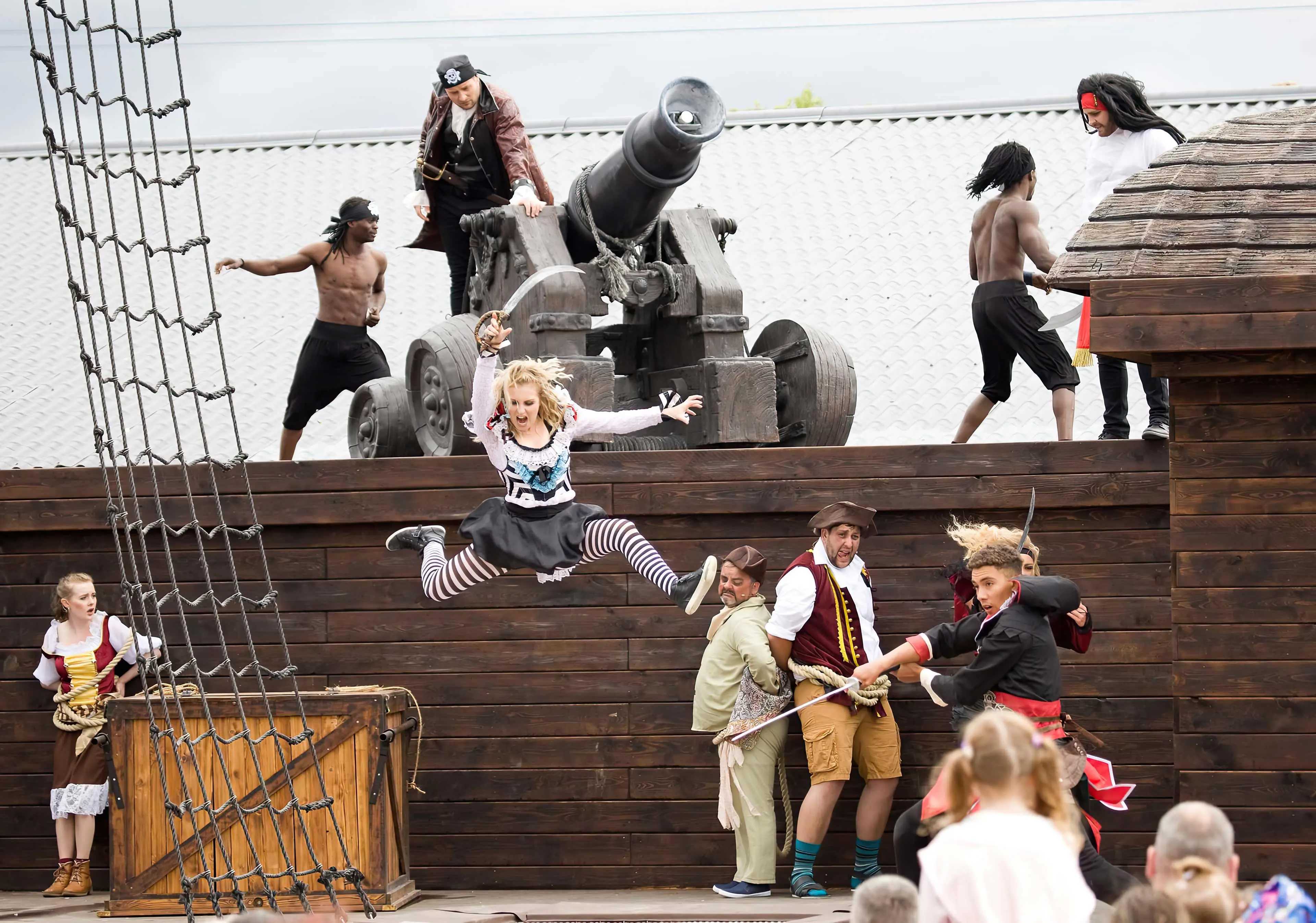 scènes musicales à thème Conception et construction de scènes thématiques pour les festivals de musique