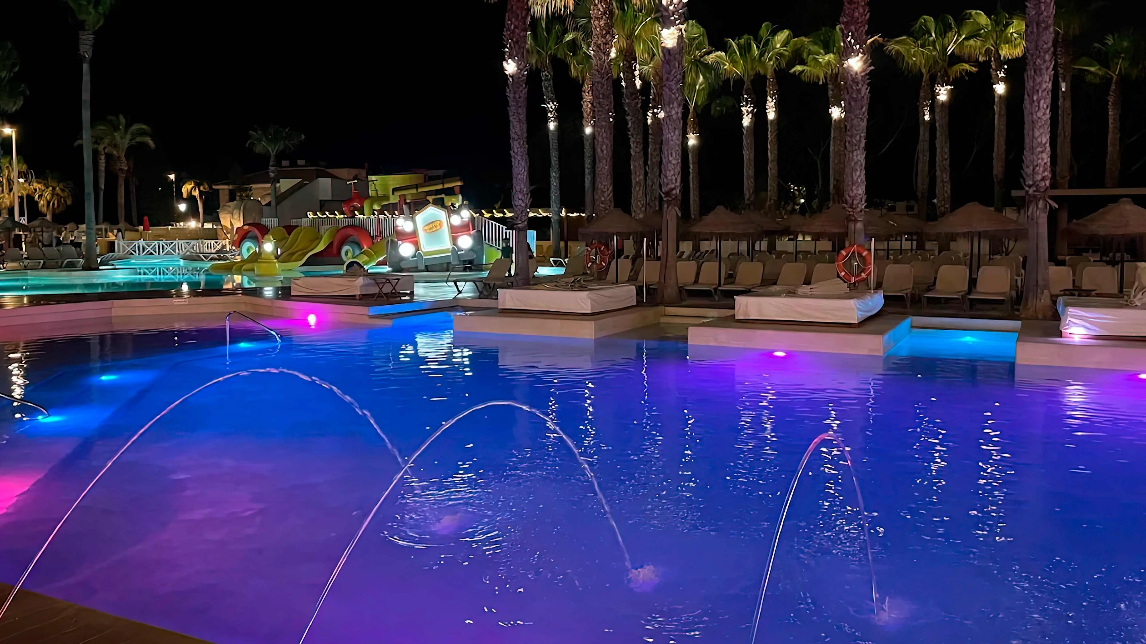 Construction d'une aire de jeux pour les piscines Conception d'aires de jeux pour piscines