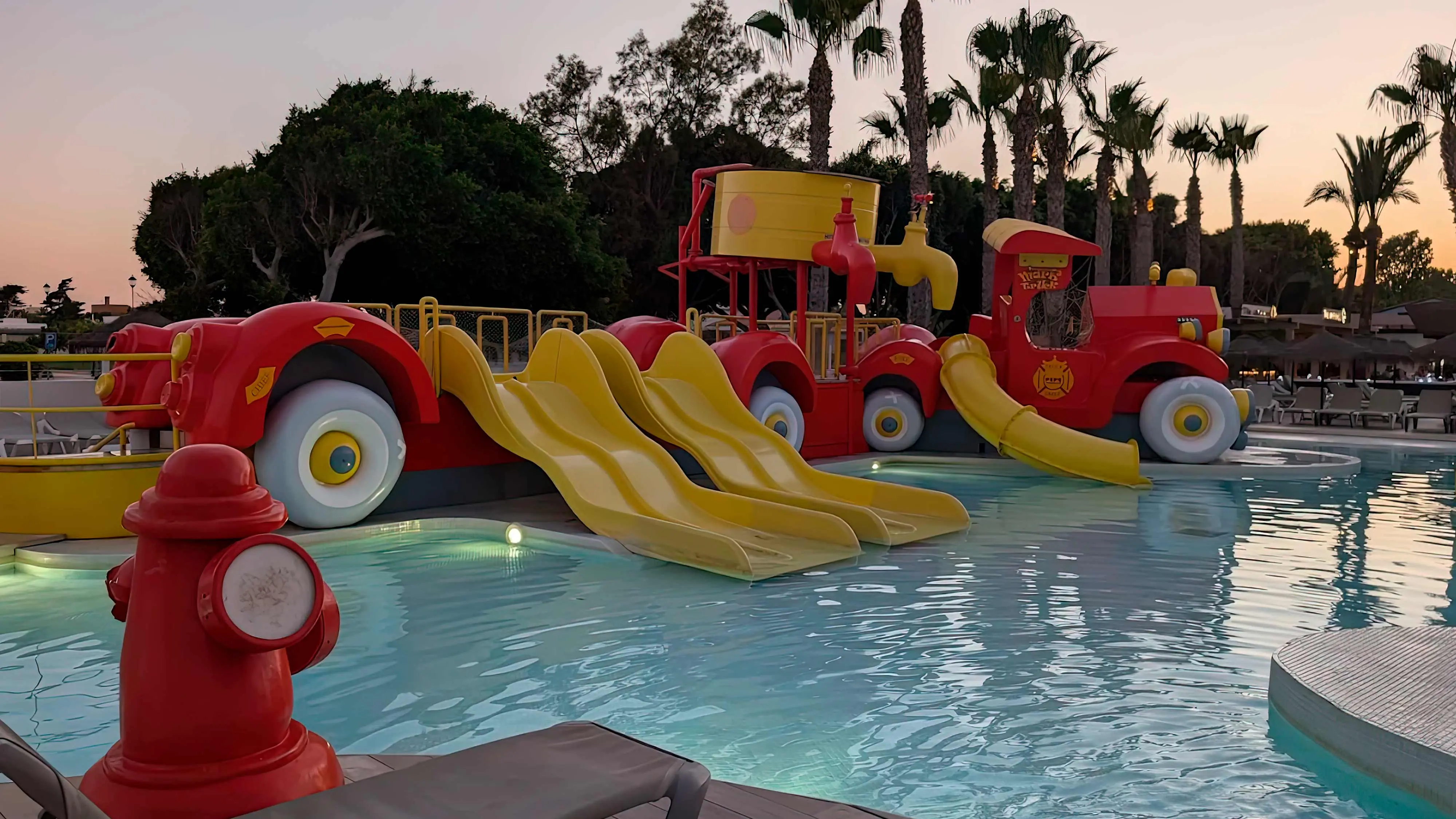 Construction d'une aire de jeux pour les piscines Conception d'aires de jeux pour piscines