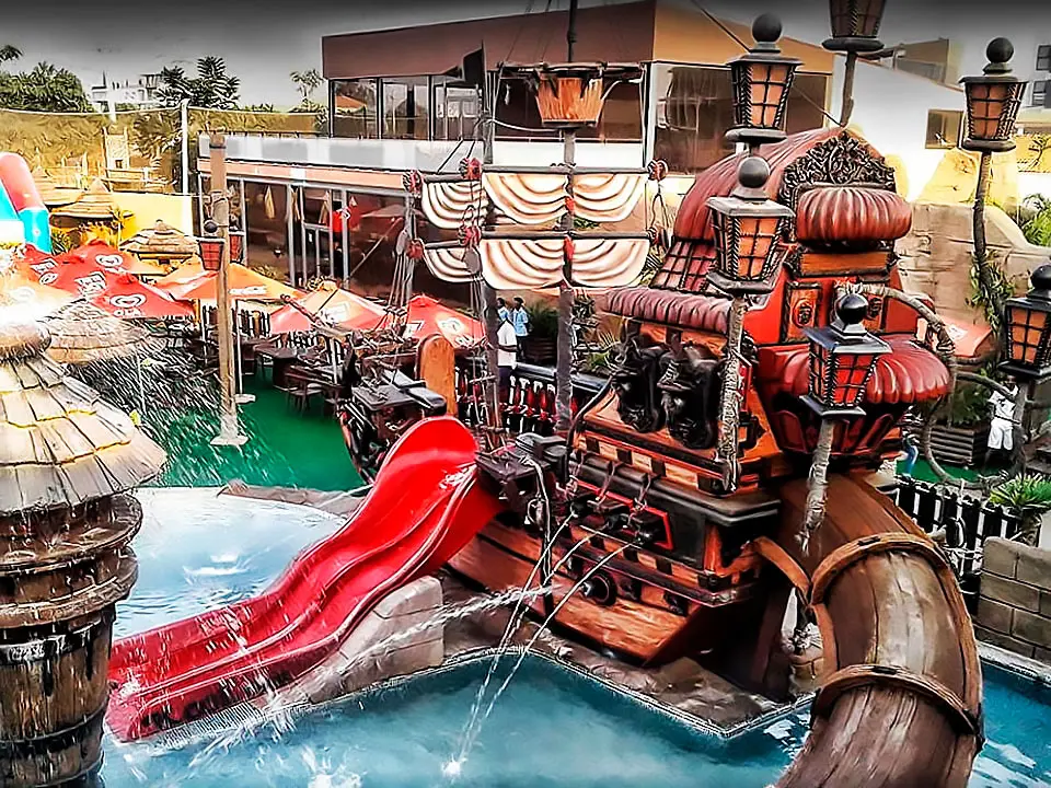construction d'un bateau pirate pour piscines Conception et construction de bateaux pirates pour piscines