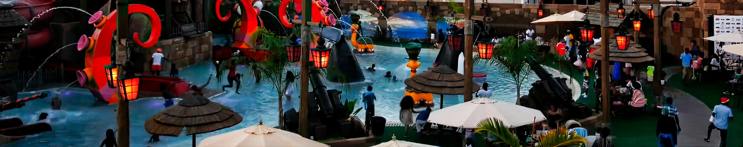 Projeto de piscina com tema estilo pirata, com barcos piratas, escorregadores e pedras artificiais