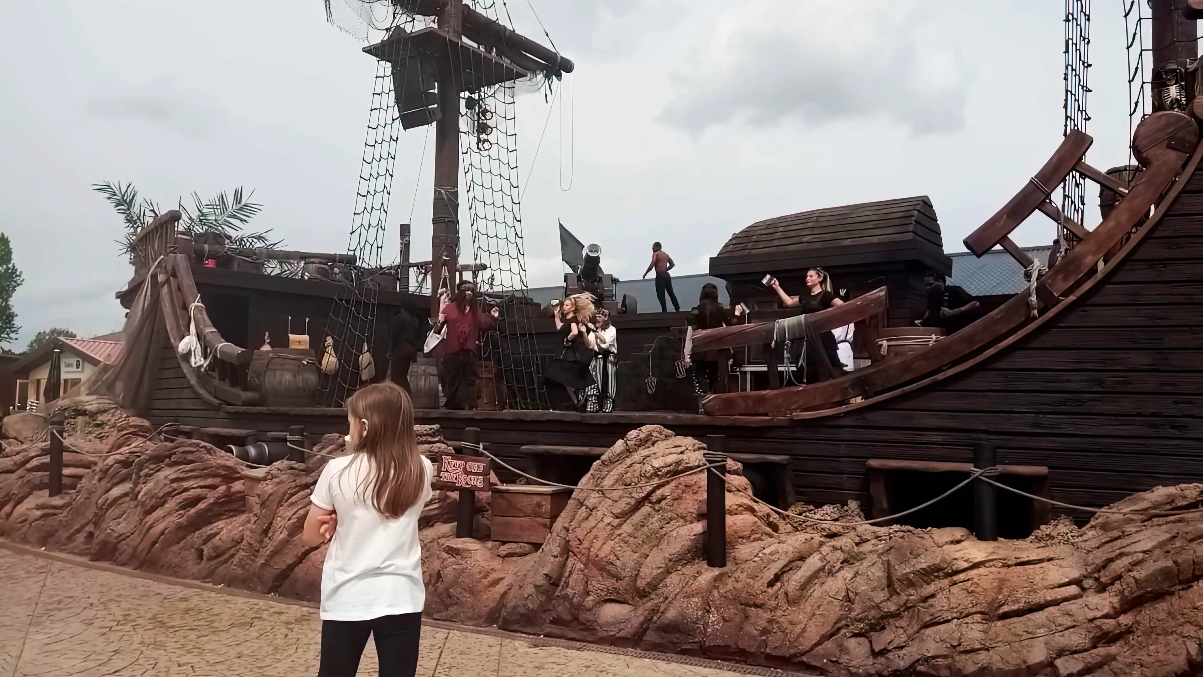 Projeto e construção de palcos temáticos para festivais de música festivais de música