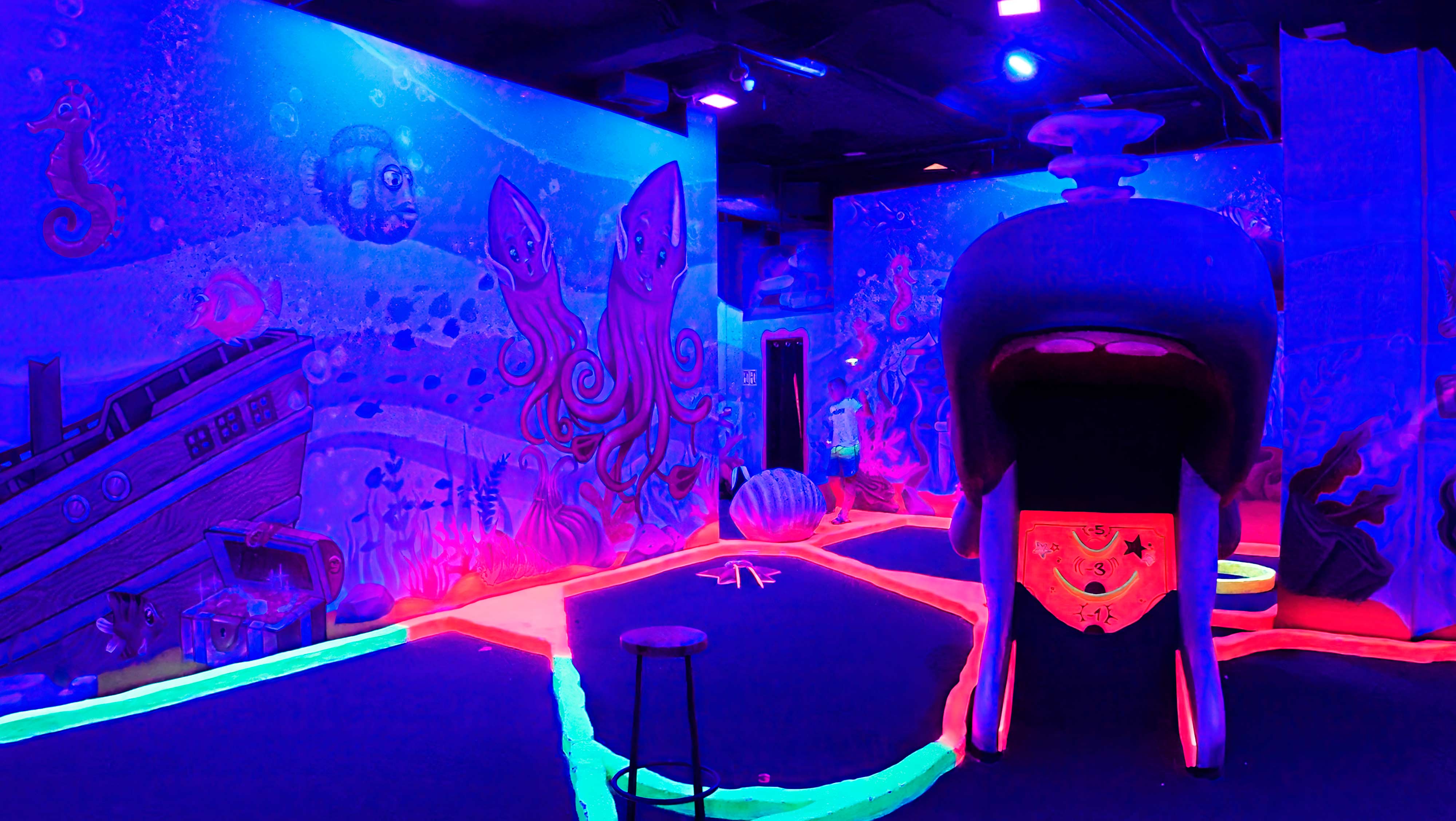 minigolf temático interior y exterior construcción de minigolf indoor con iluminación LED